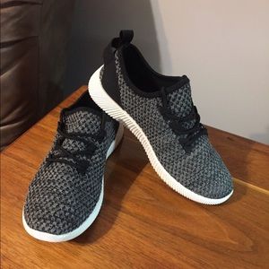 Ladies cloth tennis shoes size 6